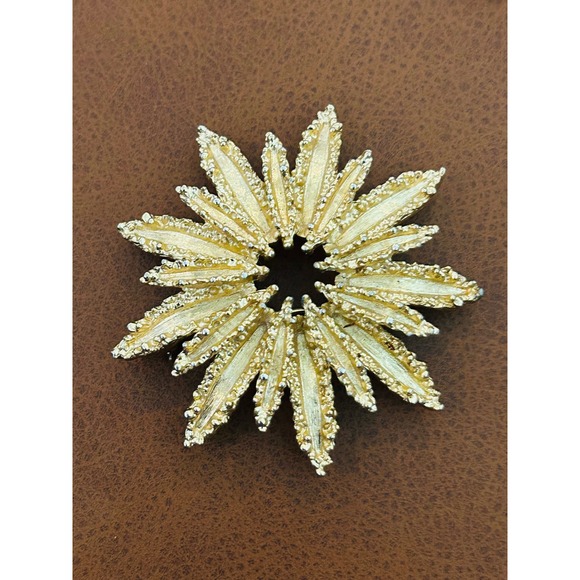 Avon Gold Tone Burst Star Pin Brooch Vintage Statement Jewelry - Picture 1 of 5